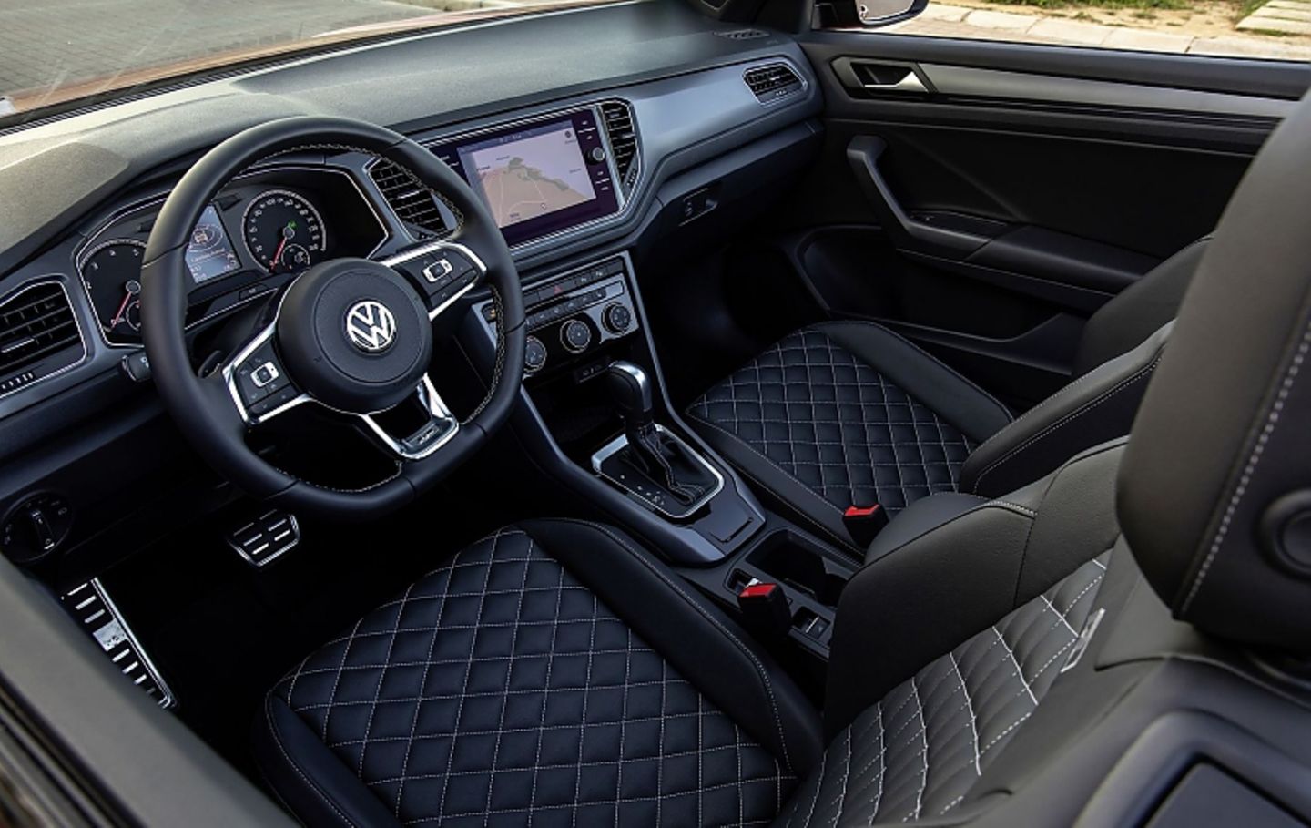 Übersichtliches Cockpit mit zu viel Hartplastik