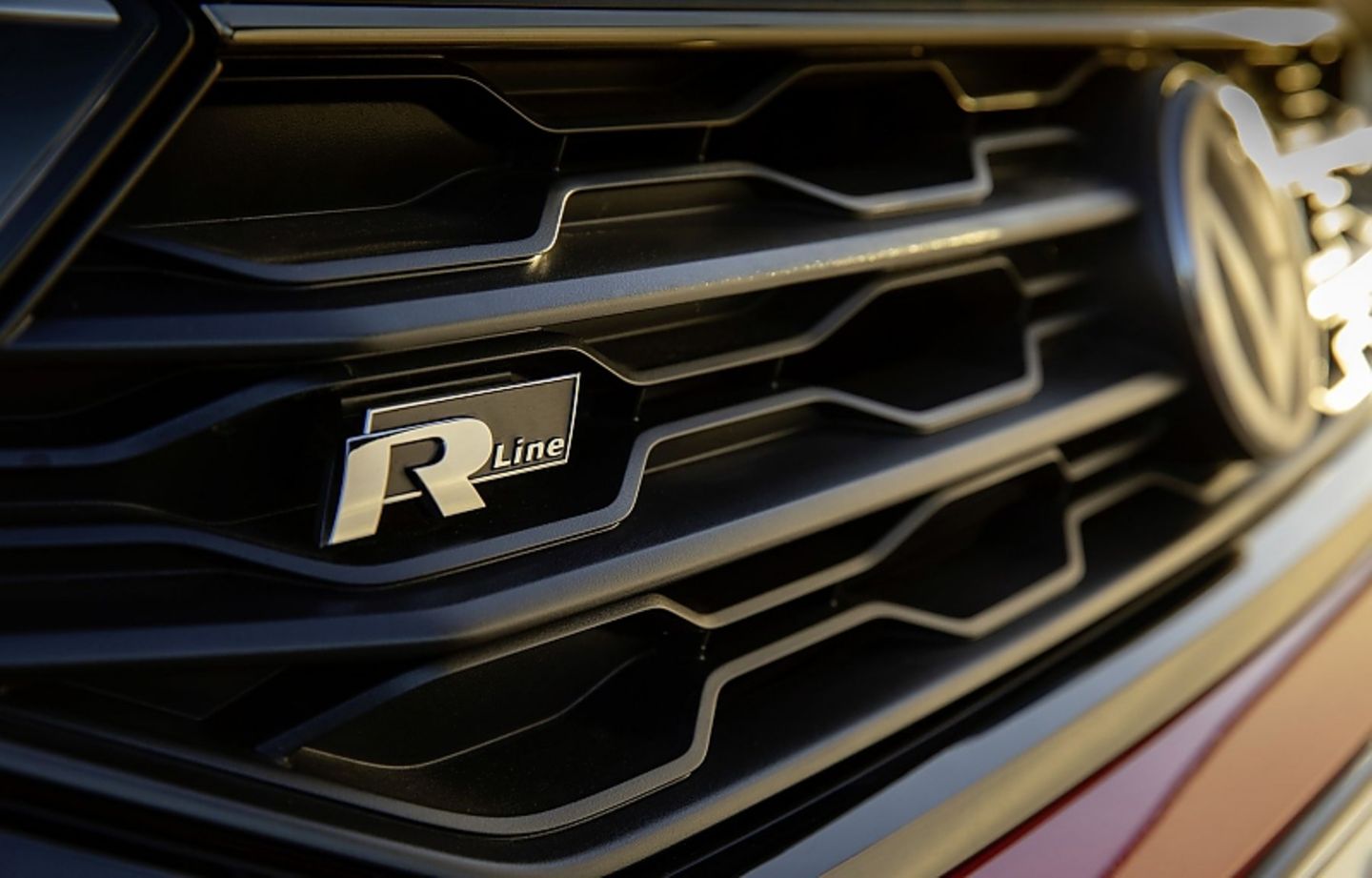 Die R-Line Version hat ein Fahrwerk, dass die Karosserie um zehn Millimeter tieferlegt