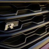 Die R-Line Version hat ein Fahrwerk, dass die Karosserie um zehn Millimeter tieferlegt