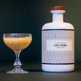 Platz 5: Eier-Creme Ehringhausen  In den 60er Jahren ist auf dem Hof Ehringhausen eine Kornbrennerei entstanden. Vor etwa 30 Jahren stellte das Familienunternehmen auf Bio-Produktion um. Der Eier-Creme-Likör wird nach Hausrezept mit frischen Bio-Eiern, Sahne und Bourbon-Vanille gebrannt.     Unser Urteil: Wunderschöne Flasche, da waren sich alle einig. Beim öffnen strömt ein angenehmer Duft von Vanille in die Nase. Das ging vielversprechend los. Beim Einschenken erinnert die Optik ein wenig an Sauce Hollandaise. Geschmacklich konnte die Eier-Creme jedoch nicht punkten: "Sprittig", so der Tenor. Die starke Alkoholnote ist zu dominant.     Preis: etwa 30 Euro (500 ml)