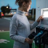 Wie bezahlt man seine Stromrechnung an einer E-Ladesäule?