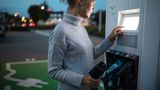 Wie bezahlt man seine Stromrechnung an einer E-Ladesäule?