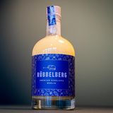 Platz 3: Rübbelberg  Der Rübbelberg ist der Hipster unter den Likören. Drei junge Männer wollten dem Eierlikör endlich wieder zu Glanz verhelfen - und kreierten deshalb den Rübbelberg, aus Bio-Eiern, Bourbon-Vanille, einem Hauch Limette und lokal produziertem Korn.     Unser Urteil: Der Eierlikör von Rübbelberg schaffte es auf's Siegerpodest. Und der ist in vielerlei Hinsicht anders als die Konkurrenz: sehr hell, Noten von Limette und deutlich weniger Süße. Die Konsistenz könnte für unseren Geschmack etwas cremiger und die Alkoholnote gefälliger sein - aber die Zitrusnote verleiht ihm einen modernen Touch.     Preis: etwa 29,90 Euro (500 ml)