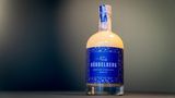 Platz 3: Rübbelberg  Der Rübbelberg ist der Hipster unter den Likören. Drei junge Männer wollten dem Eierlikör endlich wieder zu Glanz verhelfen - und kreierten deshalb den Rübbelberg, aus Bio-Eiern, Bourbon-Vanille, einem Hauch Limette und lokal produziertem Korn.     Unser Urteil: Der Eierlikör von Rübbelberg schaffte es auf's Siegerpodest. Und der ist in vielerlei Hinsicht anders als die Konkurrenz: sehr hell, Noten von Limette und deutlich weniger Süße. Die Konsistenz könnte für unseren Geschmack etwas cremiger und die Alkoholnote gefälliger sein - aber die Zitrusnote verleiht ihm einen modernen Touch.     Preis: etwa 29,90 Euro (500 ml)