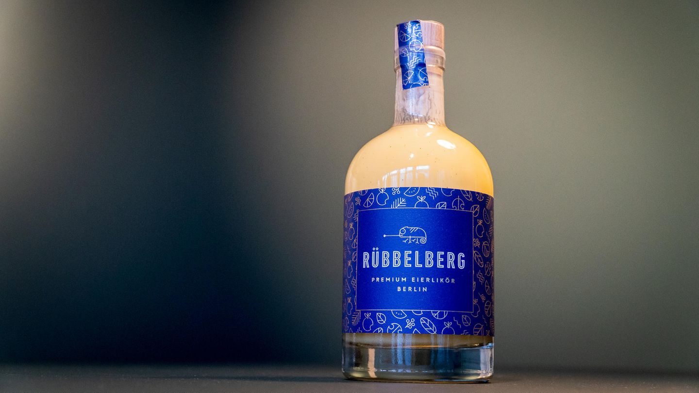 Platz 3: Rübbelberg  Der Rübbelberg ist der Hipster unter den Likören. Drei junge Männer wollten dem Eierlikör endlich wieder zu Glanz verhelfen - und kreierten deshalb den Rübbelberg, aus Bio-Eiern, Bourbon-Vanille, einem Hauch Limette und lokal produziertem Korn.     Unser Urteil: Der Eierlikör von Rübbelberg schaffte es auf's Siegerpodest. Und der ist in vielerlei Hinsicht anders als die Konkurrenz: sehr hell, Noten von Limette und deutlich weniger Süße. Die Konsistenz könnte für unseren Geschmack etwas cremiger und die Alkoholnote gefälliger sein - aber die Zitrusnote verleiht ihm einen modernen Touch.     Preis: etwa 29,90 Euro (500 ml)