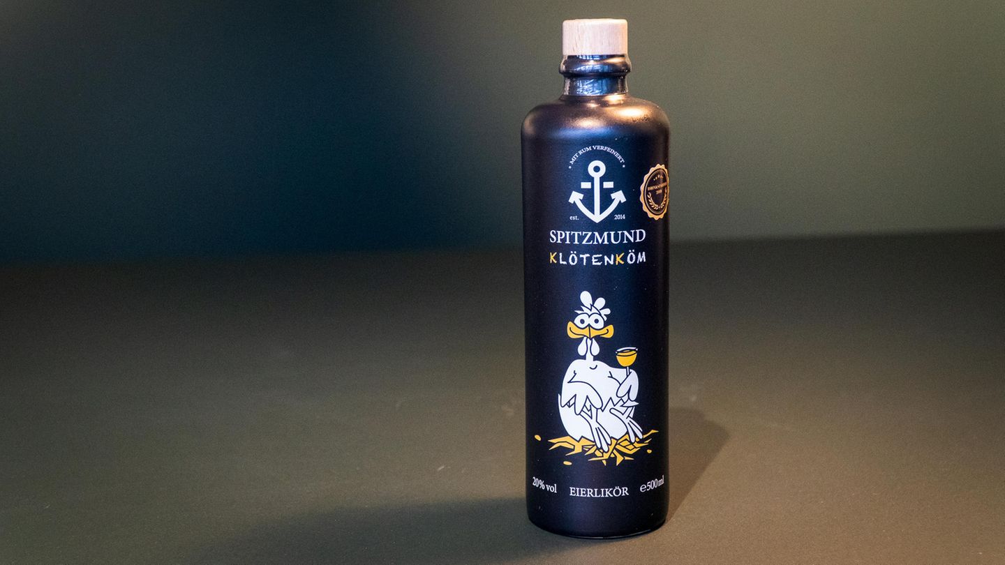 Das Revival des Likörs: Platz 1: Spitzmund Klötenköm Andreas Werner ist eigentlich Barkeeper, wollte aber eigene Produkte für seine Bar herstellen. Den Beginn machte 2013 ein New Western Dry Gin. 2014 gründete er die Marke Spitzmund - und kreierte den Eierlikör "Klötenköm", das plattdeutsche Wort für Eierlikör. Der wird mit Rum und Vanille veredelt und enthält weder Milch noch Sahne, dafür ausschließlich Eigelb. Unser Urteil: Der Spitzmund Klötenköm hat mit hauchdünnem Vorsprung die Goldmedaille eingeheimst. "Bester Geruch" mit deutlichen Vanillenoten, dazu eine schöne kräftige Farbe, das macht schon im Glas Lust auf Mehr. Trotz 20 Vol% - so viel wie die meisten Konkurrenten - schmeckt er gefälliger. Dass dieser Eierlikör weit vorne landen würde, war schon bei der Verkostung abzusehen: Die Gläser waren am Ende leer. Der junge Wilde unter den Eierlikören - und unser Testsieger. Preis: etwa 20 Euro (500 ml) Platz 1: Spitzmund Klötenköm Andreas Werner ist eigentlich Barkeeper, wollte aber eigene Produkte für seine Bar herstellen. Den Beginn machte 2013 ein New Western Dry Gin. 2014 gründete er die Marke Spitzmund - und kreierte den Eierlikör "Klötenköm", das plattdeutsche Wort für Eierlikör. Der wird mit Rum und Vanille veredelt und enthält weder Milch noch Sahne, dafür ausschließlich Eigelb. Unser Urteil: Der Spitzmund Klötenköm hat mit hauchdünnem Vorsprung die Goldmedaille eingeheimst. "Bester Geruch" mit deutlichen Vanillenoten, dazu eine schöne kräftige Farbe, das macht schon im Glas Lust auf Mehr. Trotz 20 Vol% - so viel wie die meisten Konkurrenten - schmeckt er gefälliger. Dass dieser Eierlikör weit vorne landen würde, war schon bei der Verkostung abzusehen: Die Gläser waren am Ende leer. Der junge Wilde unter den Eierlikören - und unser Testsieger. Preis: etwa 20 Euro (500 ml)