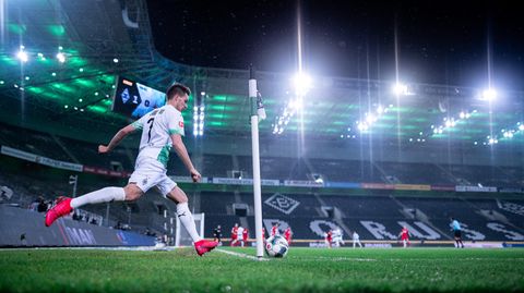 Gladbachs Patrick Hermann tritt einen Eckball im bisher einzigen Geisterspiel der Bundesliga-Geschichte gegen den 1. FC Köln