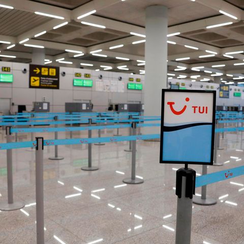 Check-in-Schalter auf dem Flughafen in Palma de Mallorca: So sieht die Gegenwart des Reisens aus.