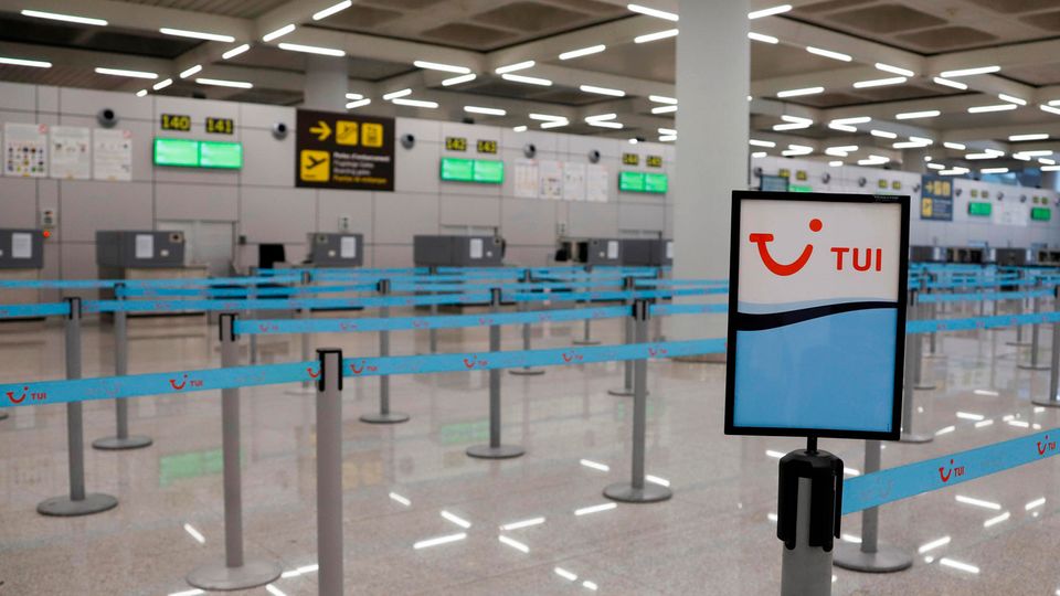 Check-in-Schalter auf dem Flughafen in Palma de Mallorca: So sieht die Gegenwart des Reisens aus.