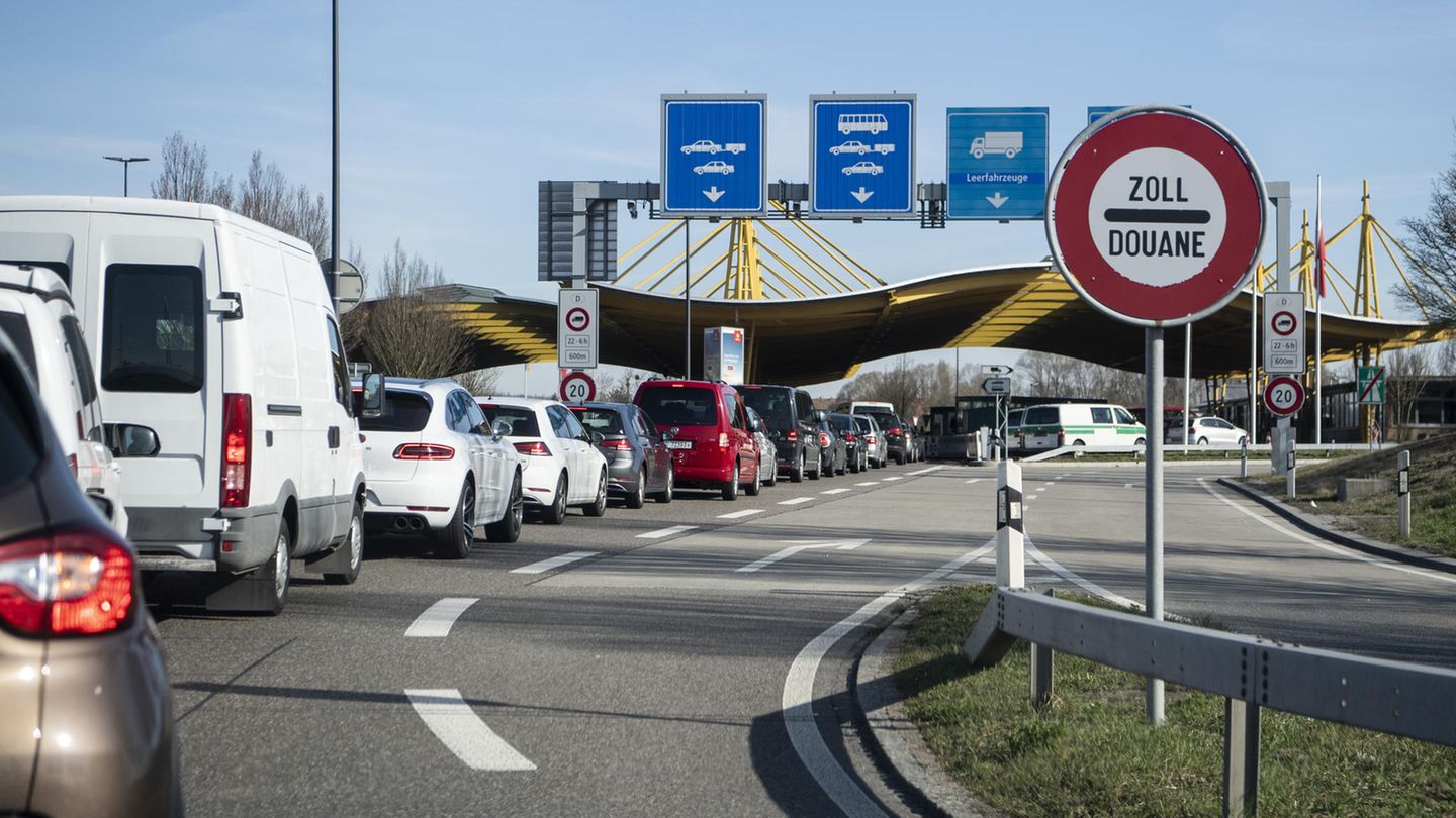 Am schweizerisch-deutschen Grenzübergang Kreuzlingen und Konstanz stauen sich die Autos