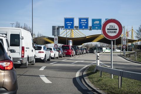 Am schweizerisch-deutschen Grenzübergang Kreuzlingen und Konstanz stauen sich die Autos