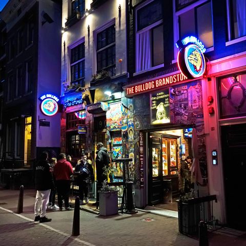 Der Coffeeshop "The Bulldog" im Rotlichtviertel in Amsterdam. Wegen der Corona-Krise werden Bars und Co. geschlossen 