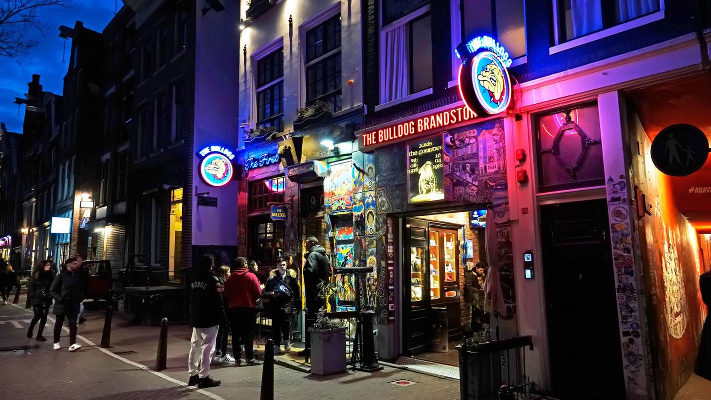 Der Coffeeshop "The Bulldog" im Rotlichtviertel in Amsterdam. Wegen der Corona-Krise werden Bars und Co. geschlossen 