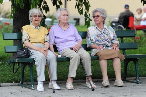 Senioren vor einem Altenheim