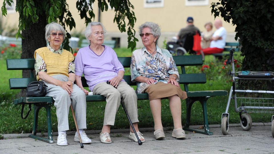 Senioren vor einem Altenheim