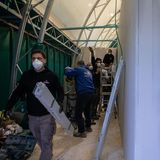 Es werden Wände eingezogen, um einzelne Räume abzuteilen.