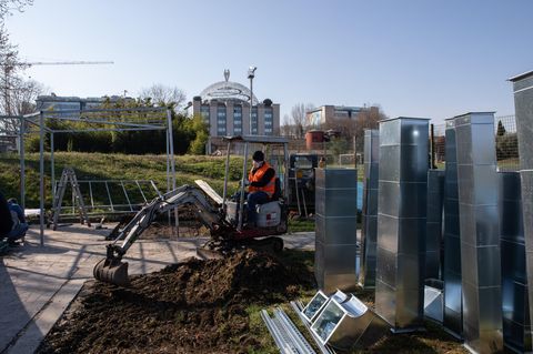 Bagger graben an der Krankenhaus-Baustelle
