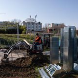 Bagger graben an der Krankenhaus-Baustelle