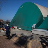 Zwei Arbeiter vor der Baustelle