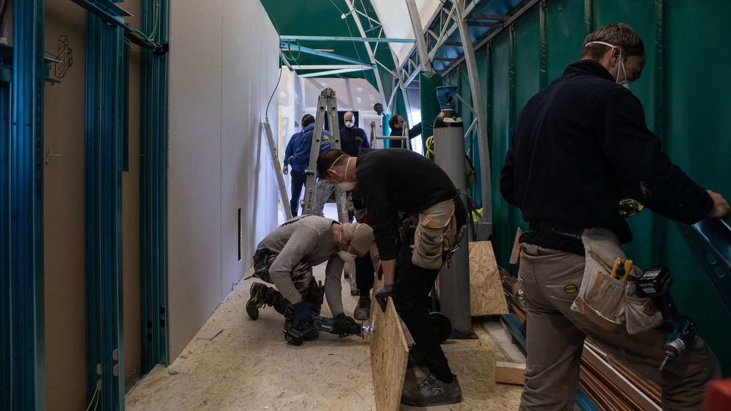Arbeiter verlegen den Boden
