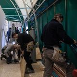 Arbeiter verlegen den Boden