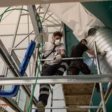 Arbeiter bringen Belüftungsrohre an.