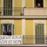 Die Katalanen nehmen es gelassen. Dieses Paar auf einem Balkon in Barcelona applaudiert einem Flashmob und hält sich an das Motto: "Bleib zuhause".
