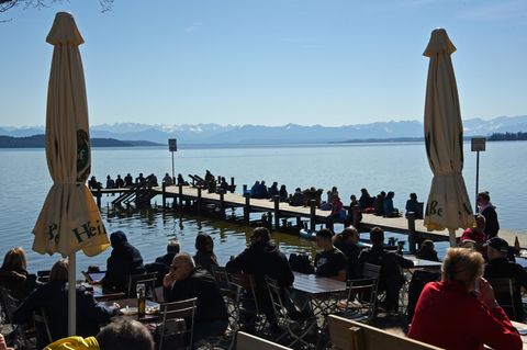 Ein gut besuchter Biergarten am Starnberger See
