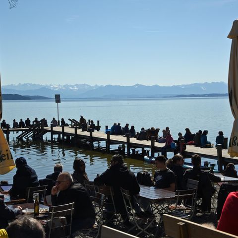Ein gut besuchter Biergarten am Starnberger See