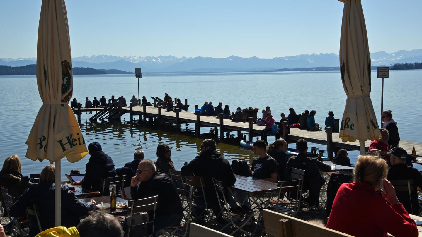 Ein gut besuchter Biergarten am Starnberger See
