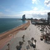 Fotostrecke zum Klicken: Bild 1 von 14  Kein Chillen am Hausstrand von Barcelona. An sonnigen Frühingstagen ist die Platja der Barceloneta eigentlich überfüllt. Doch seit dem Wochenende bleibt alles menschenleer.