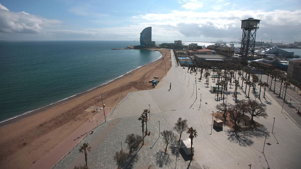 Urlaub vom Tourismus: Fotostrecke zum Klicken: Bild 1 von 14 Kein Chillen am Hausstrand von Barcelona. An sonnigen Frühingstagen ist die Platja der Barceloneta eigentlich überfüllt. Doch seit dem Wochenende bleibt alles menschenleer. Fotostrecke zum Klicken: Bild 1 von 14 Kein Chillen am Hausstrand von Barcelona. An sonnigen Frühingstagen ist die Platja der Barceloneta eigentlich überfüllt. Doch seit dem Wochenende bleibt alles menschenleer.