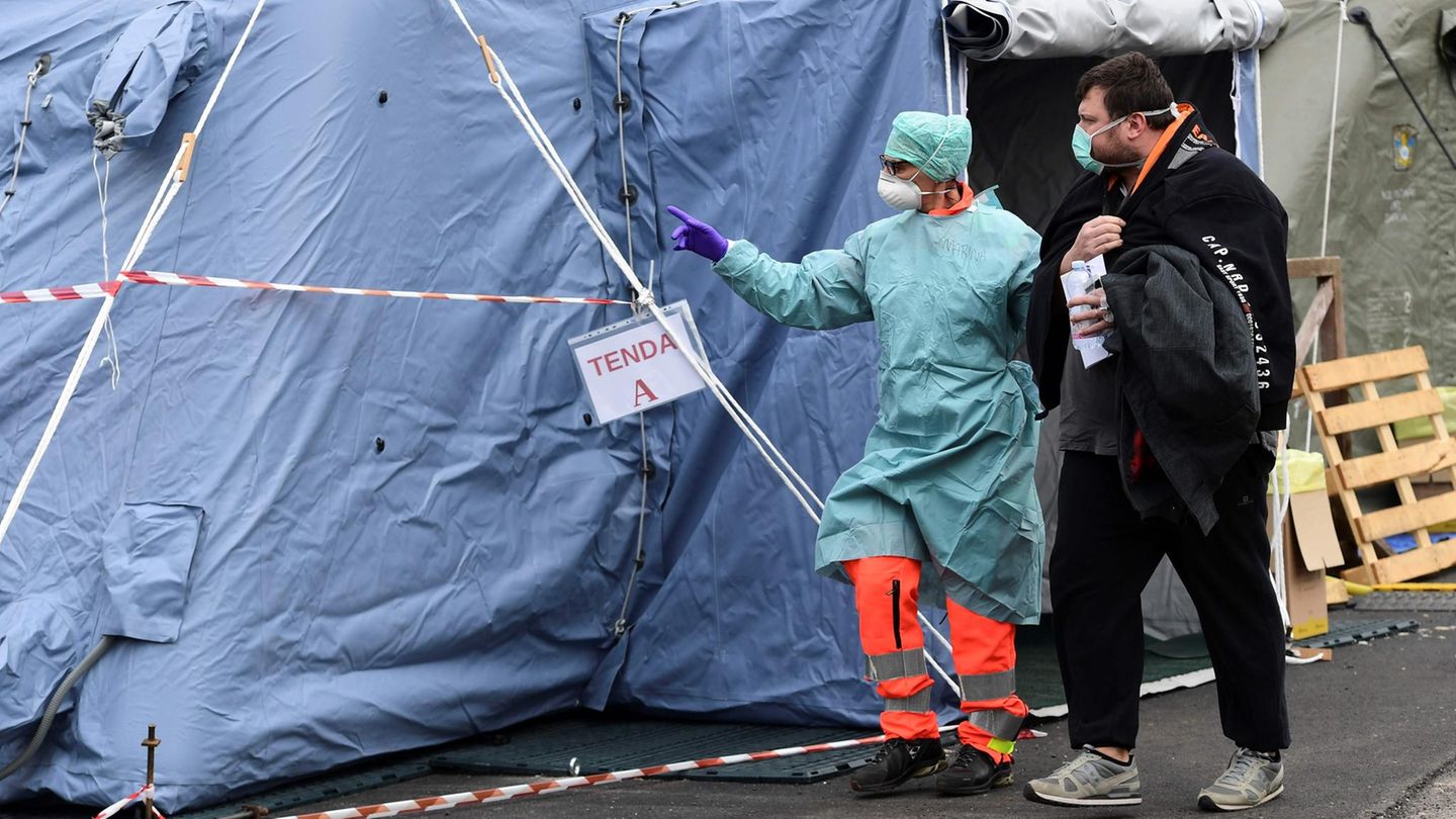 Krankenschwester vor Behelfseinrichtungen des Krankenhauses in Brescia