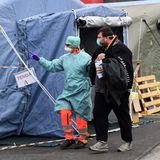 Krankenschwester vor Behelfseinrichtungen des Krankenhauses in Brescia