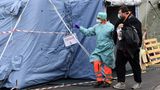 Krankenschwester vor Behelfseinrichtungen des Krankenhauses in Brescia