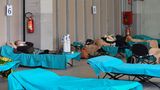 So wie hier im lombardischen Brescia müssen viele Patienten auf Behelfsbetten in Not-Sälen behandelt werden.