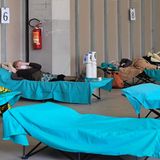 So wie hier im lombardischen Brescia müssen viele Patienten auf Behelfsbetten in Not-Sälen behandelt werden.