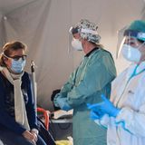 Die Patienten werden in den Not-Einrichtungen auf Symptome gecheckt.