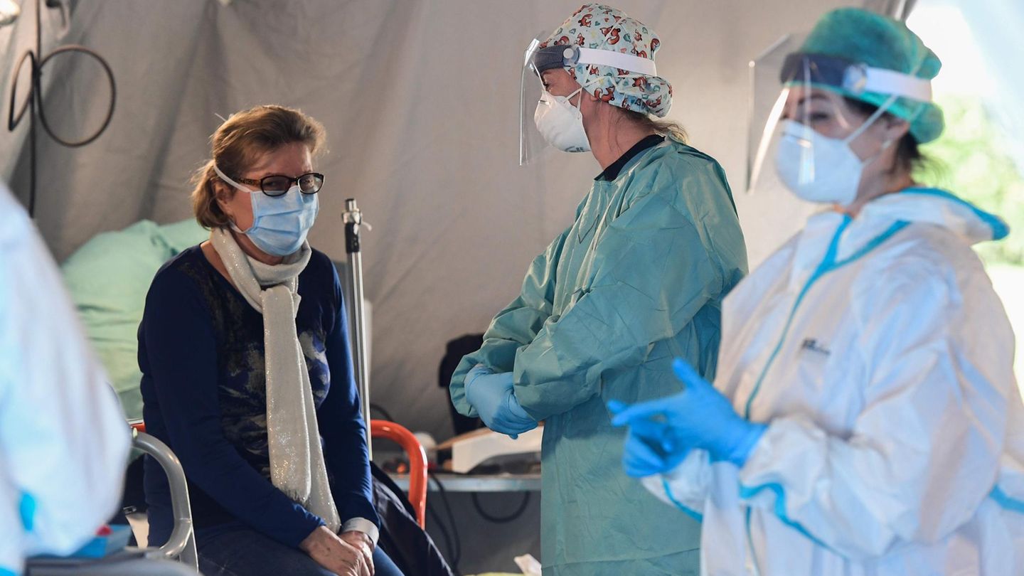 Die Patienten werden in den Not-Einrichtungen auf Symptome gecheckt.