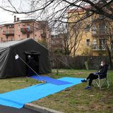 Ein Patient wartet darauf, dass er an der Reihe ist