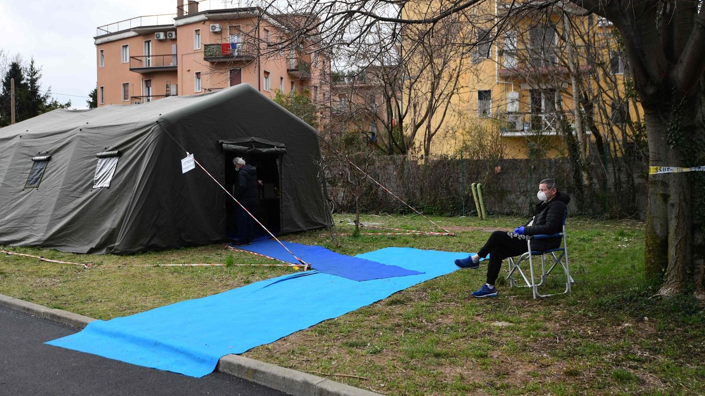 Ein Patient wartet darauf, dass er an der Reihe ist
