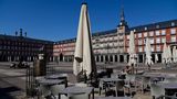 Schluss mit der Ausgeh-Kultur: Die spanische Hauptstadt Madrid mit dem bekanntesten Platz, die Plaza Mayor (Foto), ist verwaist. Nach Italien ist Spanien das von der Corona-Krise am stärksten betroffene Land in Europa. Der am Samstagabend ausgerufene Alarmzustand samt Ausgangssperre soll zunächst 15 Tage anhalten.