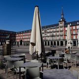 Schluss mit der Ausgeh-Kultur: Die spanische Hauptstadt Madrid mit dem bekanntesten Platz, die Plaza Mayor (Foto), ist verwaist. Nach Italien ist Spanien das von der Corona-Krise am stärksten betroffene Land in Europa. Der am Samstagabend ausgerufene Alarmzustand samt Ausgangssperre soll zunächst 15 Tage anhalten.