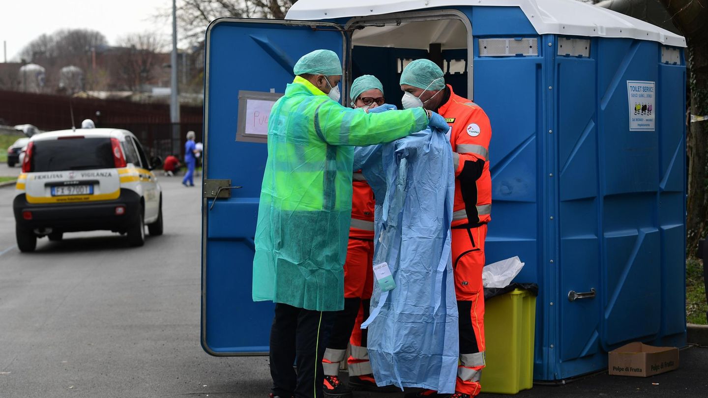 Medizinisches Personal muss erst eine behelfsmäßige Schleuse passieren, bevor es zu den Patienten darf.
