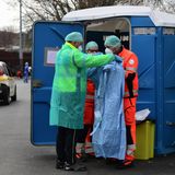 Medizinisches Personal muss erst eine behelfsmäßige Schleuse passieren, bevor es zu den Patienten darf.