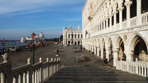 Gähnende Leere auch in Venedig: Auf dieser Brücke in Richtung Markusplatz ist normalerweise kein Durchkommen mehr. Denn es handelt sich um einen der beliebtesten Selfie-Plätze der Lagunenstadt - mit Blick auf die Seufzerbrücke.