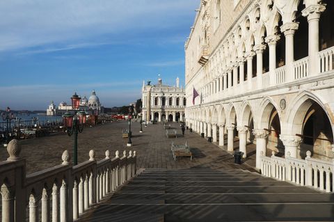 Gähnende Leere auch in Venedig: Auf dieser Brücke in Richtung Markusplatz ist normalerweise kein Durchkommen mehr. Denn es handelt sich um einen der beliebtesten Selfie-Plätze der Lagunenstadt - mit Blick auf die Seufzerbrücke.