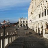 Gähnende Leere auch in Venedig: Auf dieser Brücke in Richtung Markusplatz ist normalerweise kein Durchkommen mehr. Denn es handelt sich um einen der beliebtesten Selfie-Plätze der Lagunenstadt - mit Blick auf die Seufzerbrücke.