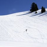 Ein Snowboarder auf einer leeren Skipiste in Villars-sur-Ollon in der Westschweiz. Immer mehr Wintersportanlagen und Ausflugsbahnen werden aufgrund der rasanten Verbreitung des Coronavirus geschlossen.