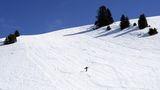 Ein Snowboarder auf einer leeren Skipiste in Villars-sur-Ollon in der Westschweiz. Immer mehr Wintersportanlagen und Ausflugsbahnen werden aufgrund der rasanten Verbreitung des Coronavirus geschlossen.